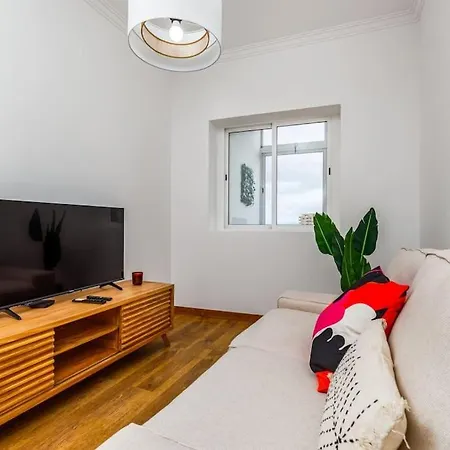 Bright And Spacious Two Bedroom Apt In 아파트 알마다
