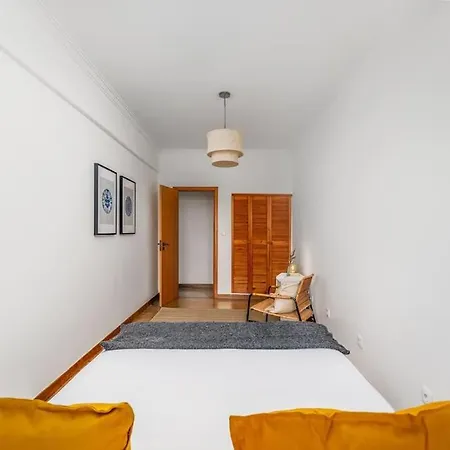 Bright And Spacious Two Bedroom Apt In *