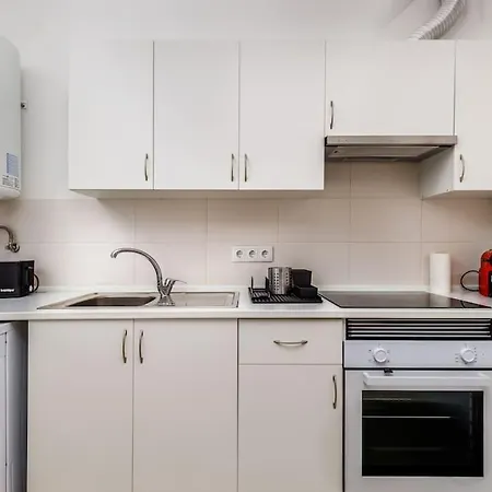 Bright And Spacious Two Bedroom Apt In 아파트 *