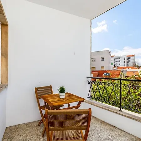 아파트 Bright And Spacious Two Bedroom Apt In *