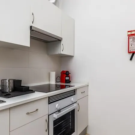 Bright And Spacious Two Bedroom Apt In 알마다