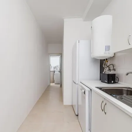 Bright And Spacious Two Bedroom Apt In * 알마다