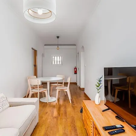 Bright And Spacious Two Bedroom Apt In