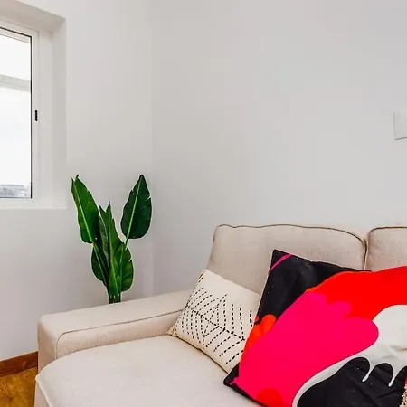Bright And Spacious Two Bedroom Apt In 알마다