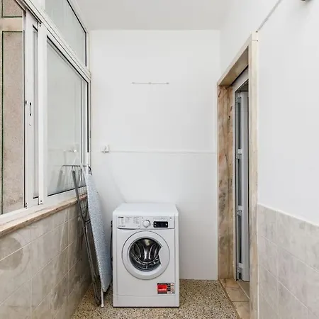 아파트 Bright And Spacious Two Bedroom Apt In *