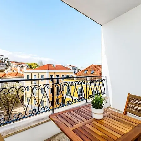 Bright And Spacious Two Bedroom Apt In 아파트 *