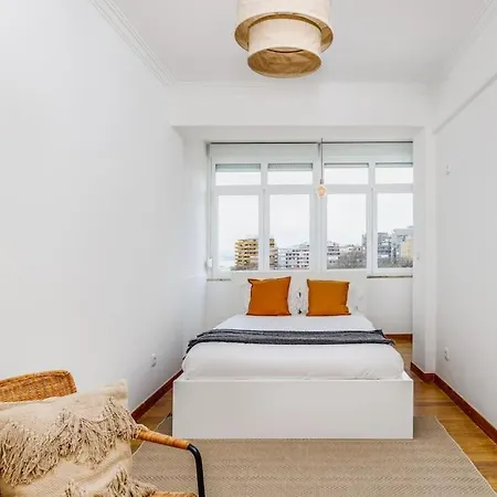 Bright And Spacious Two Bedroom Apt In * 알마다