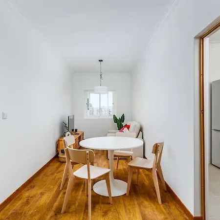 Bright And Spacious Two Bedroom Apt In * Almada