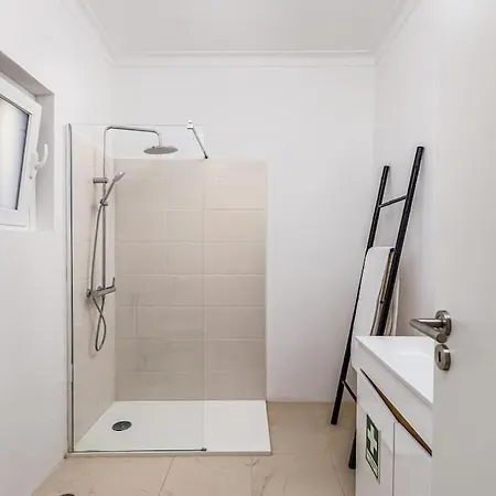 Bright And Spacious Two Bedroom Apt In * Almada